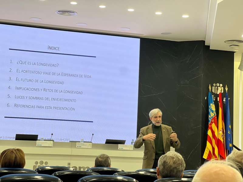 José Antonio Herce durante la ponencia. / EPDA