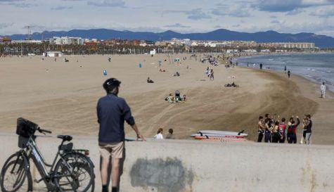 Vista general de la playa de la Malvarrosa en un día de buen tiempo. / EFE-Ana Escobar