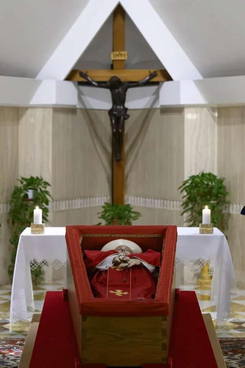 El cuerpo del Papa Francisco durante el Rito de la Confirmación de la Muerte del Pontífice en la Capilla de Santa Marta. EFE/EPA/Vatican Media
