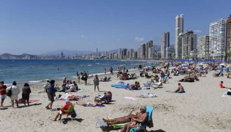 Imagen de archivo de la playa de Benidorm. / EFE-Manuel Lorenzo/Archivo