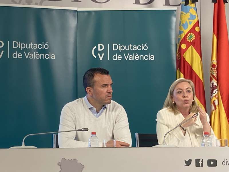 El presidente de la Diputación de Valencia, Vicent Mompó, junto a la vicepresidenta primera y diputada del Área de Cooperación, Natàlia Enguix, durante la presentación de la nueva web del Pla Obert d?Inversions./ EPDA