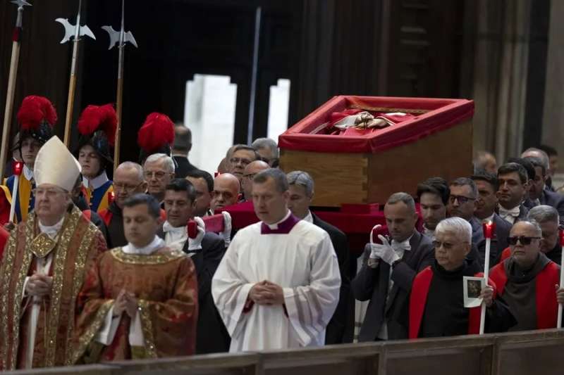 El féretro del papa Francisco a su llegada a la Basílica de San Pedro. EFE/EPA/Massimo Percossi

