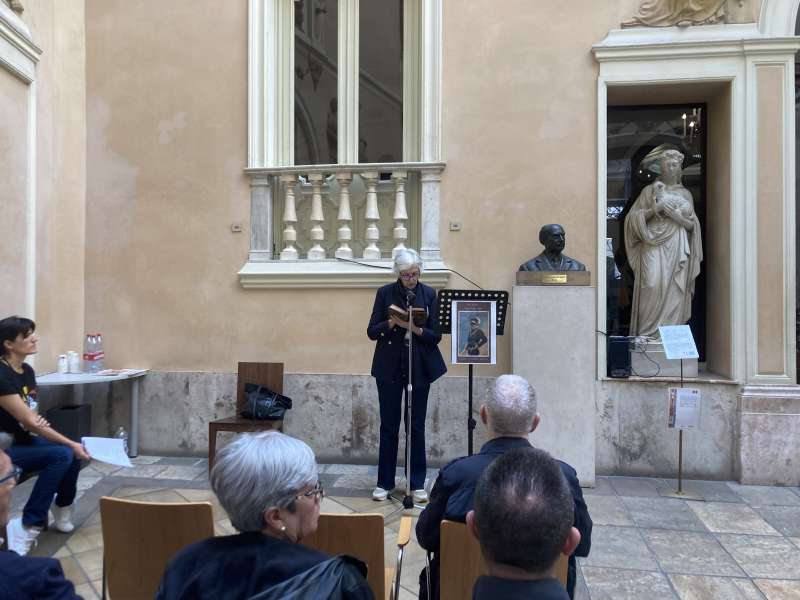 Instantánea del recital del libro "A los pies de Venus" obra de Vicente Blasco Ibáñez./EPDA