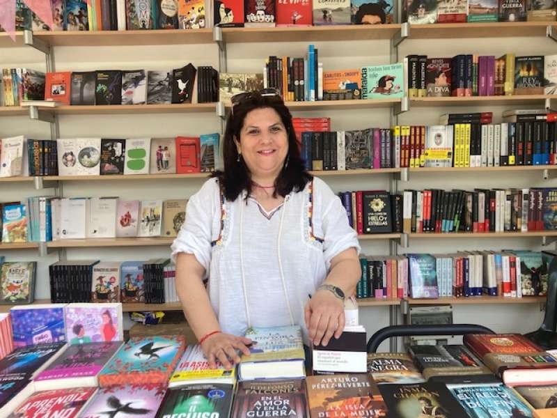 Yolanda Girón, propietaria de la librería Bufanúvols de Catarroja./ EPDA