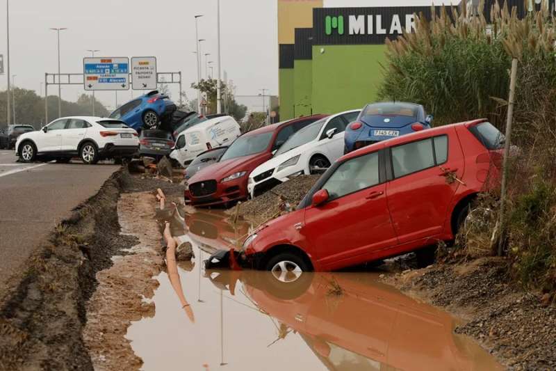 Estado en el que se encuentran varios vehículos por las intensas lluvias de la fuerte dana en Picaña (Valencia). EFE/Biel Aliño

