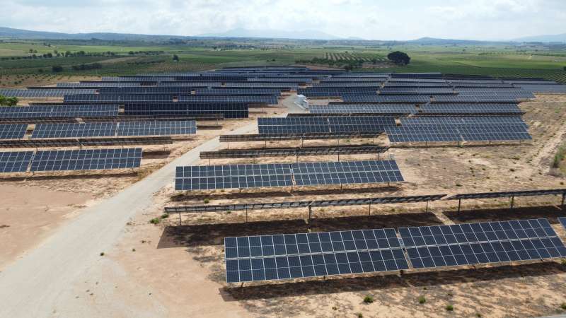 Vista aérea del parque fotovoltaico "Luzem-San Antonio", ubicado en Requena./ AVAESEN