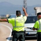 Dos agentes de la Guardia Civil de Tráfico en una imagen de archivo. / EFE