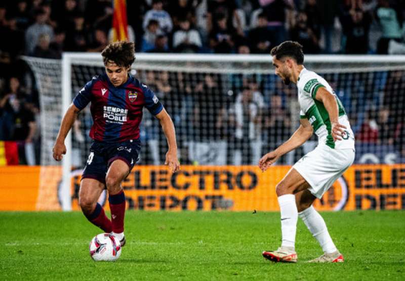 Imagen de un enfrentamiento entre el Elche CF y el Levante UD. / Levante UD