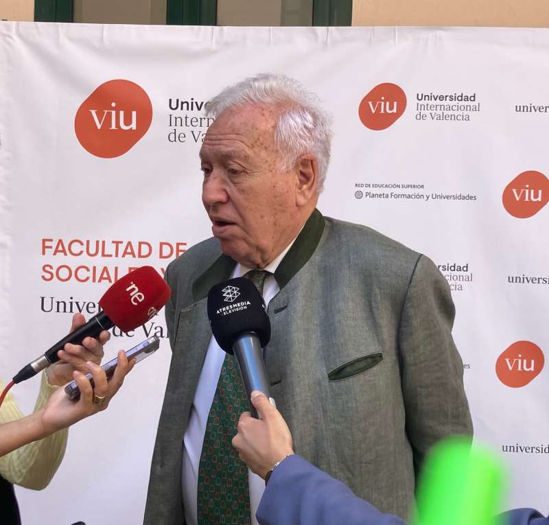 José Manuel García-Margallo, ex miembro del Parlamento Europeo, ofreciendo declaraciones a los medios instantes previos al comienzo del debate./ EPDA
