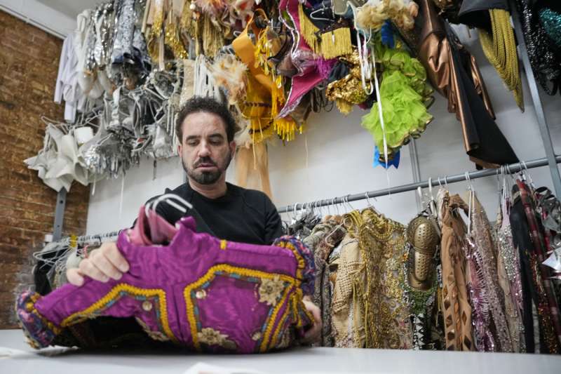 El responsable del doble vestuario que luce Melody en el festival de la canción de Eurovisión es el diseñador Gustavo Adolfo Tar". EFE/Alejandro García
