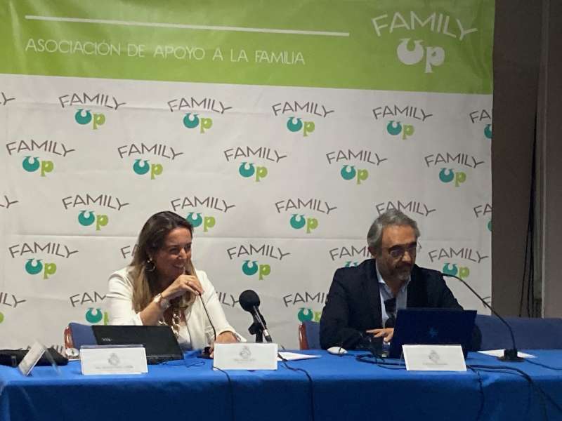 Alicia Grau, fundadora de la consultora de comunicación Family Up y Manuel Fernández, vicepresidente de la Asociación de Familias./ EPDA