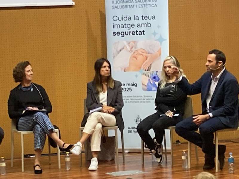 Raúl Gil Calomarde, director académico del Máster en FP de Medicina y Rejuvenecimiento Integral de la Universidad Católica de Valencia San Vicente Mártir, durante su intervención en el acto "Cuida tu imagen con seguridad"./ EPDA
