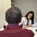 Una profesional y un paciente en Vithas. El abordaje temprano de las cicatrices es clave para evitar complicaciones futuras / Imagen de Vithas