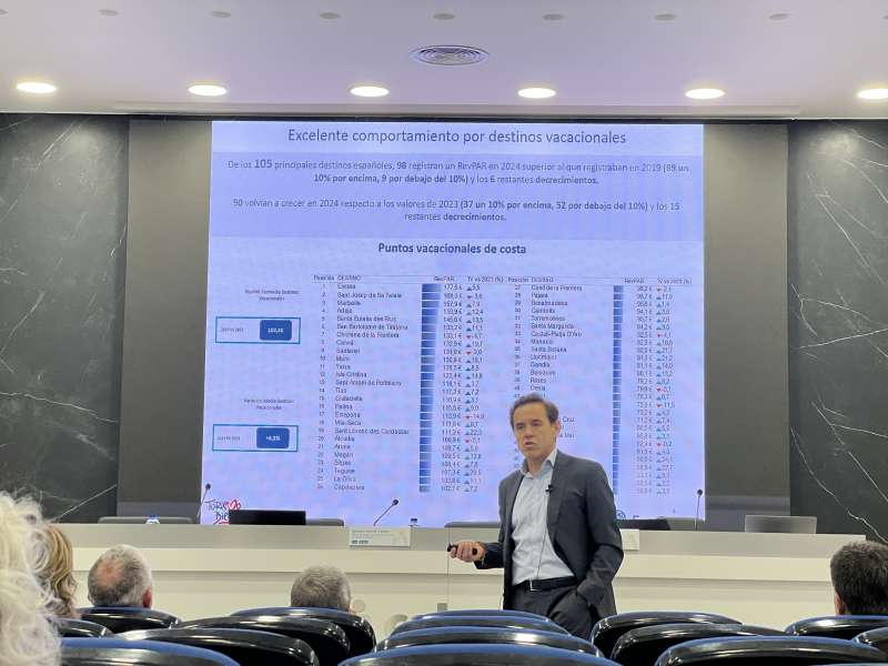 Óscar Perelli durante la conferencia. / EPDA