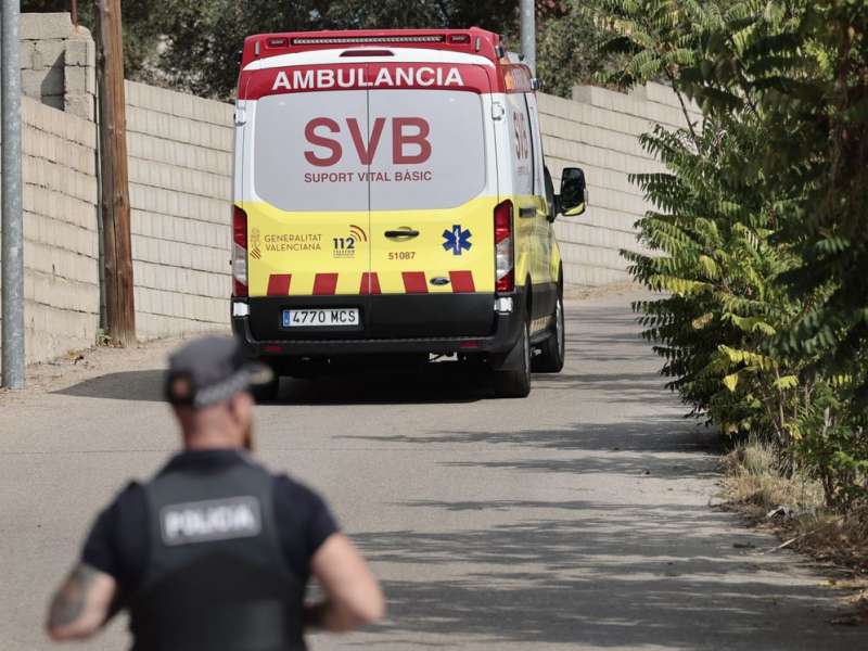 Una ambulancia en una imagen de archivo. (EFE/Ana Escobar)