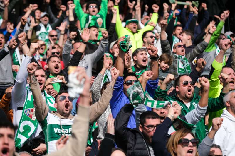 El Elche organizará un tren para que quinientos seguidores acompañen al equipo a A Coruña. EFE/Pablo Miranzo/ARCHIVO
