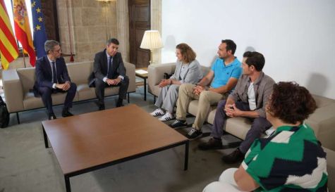 Imagen de la reunión del president de la Generalitat con la alcaldesa de Bugarra/ FOTO GVA