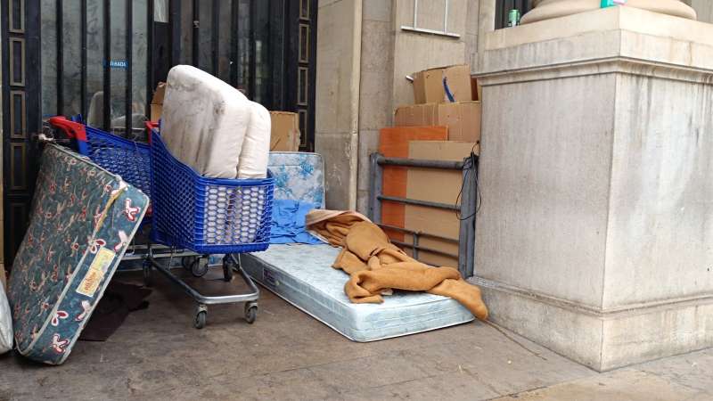 Colchones apilados en un espacio céntrico de Valencia utilizado para pernoctar./ EPDA