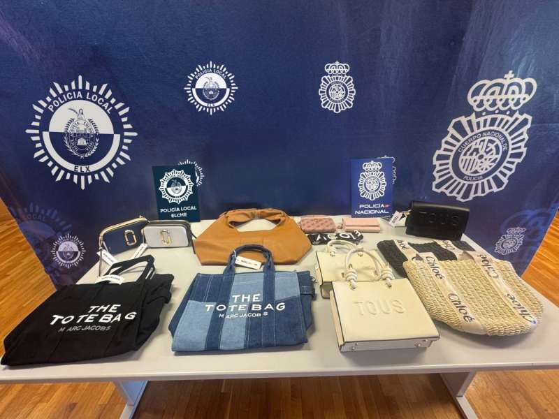 Varios de los artículos supuestamente falsificados por un hombre de 43 años que ha sido detenido. EFE/Policía Nacional
