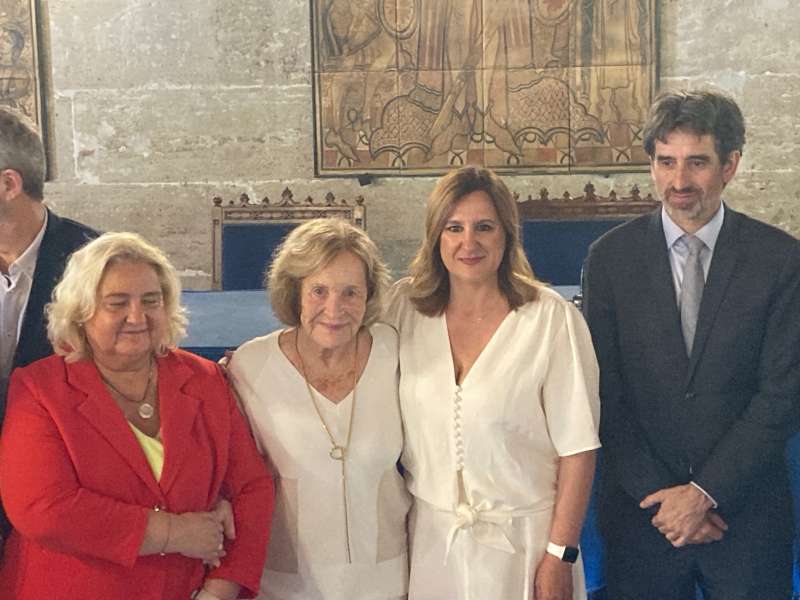 La periodista valenciana María Ángeles Arazo (segunda por la izquierda) ha sido distinguida con el Premio al Mérito Cultural de Valencia. Durante la ceremonia, estuvo acompañada por la alcaldesa de Valencia, María José Catalá, y por el concejal delegado de Acción Cultural, Patrimonio y Recursos Culturales, José Luis Moreno./ EPDA