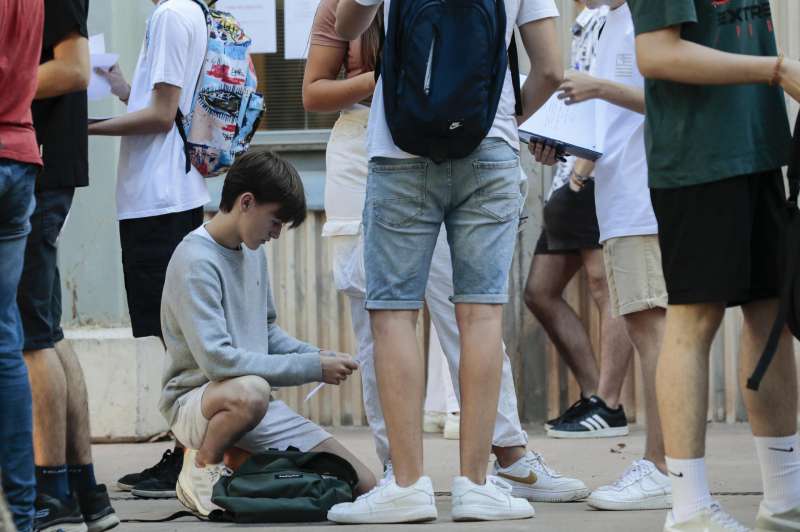 Estudiantes acuden a una convocatoria de las Pruebas de Acceso a la Universidad (PAU). EFE/ Ana Escobar

