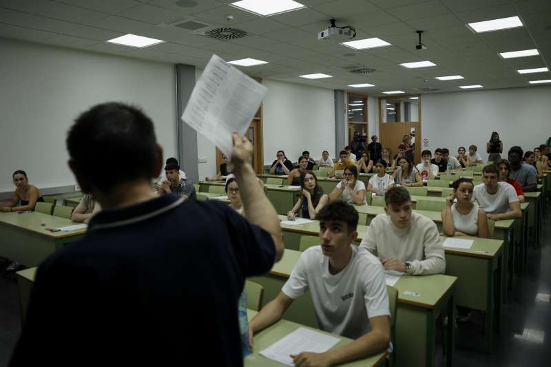Estudiantes de la Comunitat Valenciana, este martes antes del inicio de las Pruebas de Acceso a la Universidad (PAU). EFE/Biel Aliño
