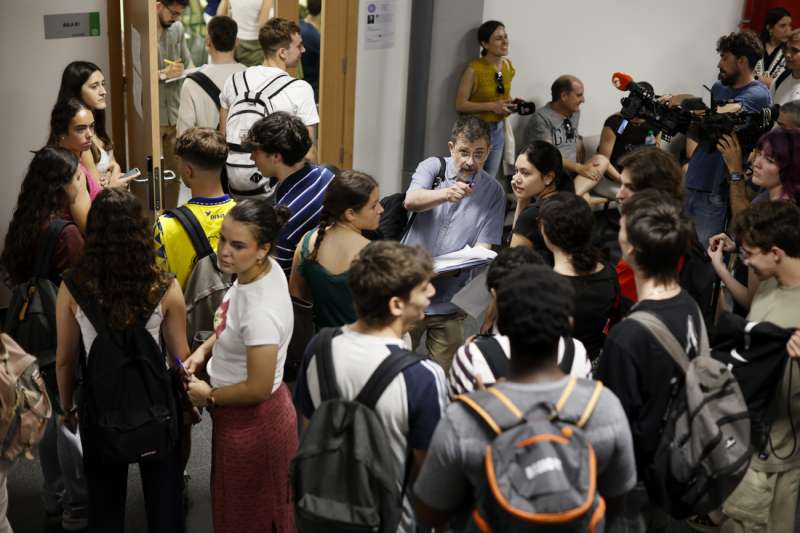 Estudiantes acuden a las Pruebas de Acceso a la Universidad (PAU) de 2025 en València. EFE/Biel Aliño
