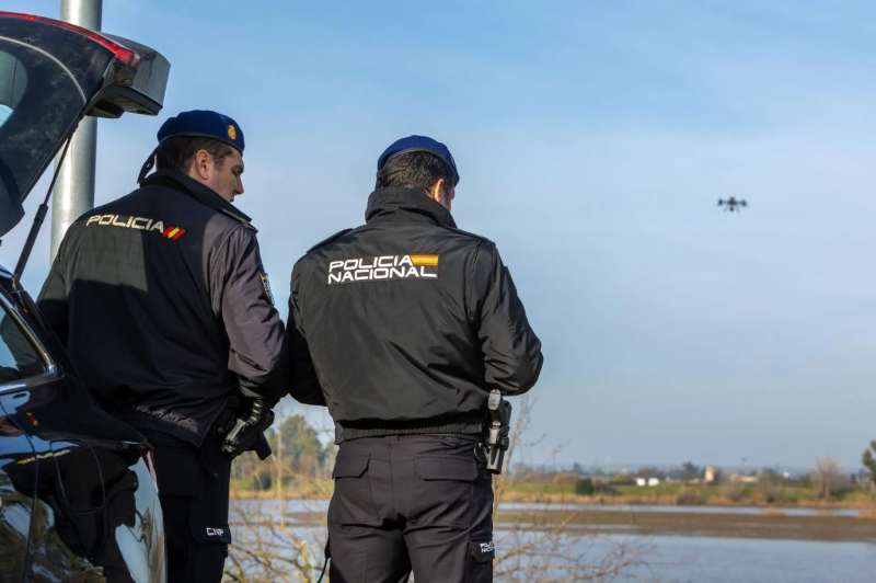 Efectivos policiales utilizan drones en una imagen de archivo. EFE/Jero Morales

