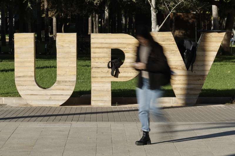 Imagen de archivo de una mujer caminando por la Universitat Politècnica de València (UPV). EFE/ Biel Aliño
