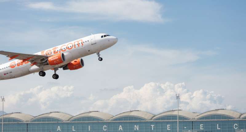 Señala que mientras Cataluña avanza con la ampliación del aeropuerto de Barcelona, ?la Comunitat Valenciana sigue esperando?