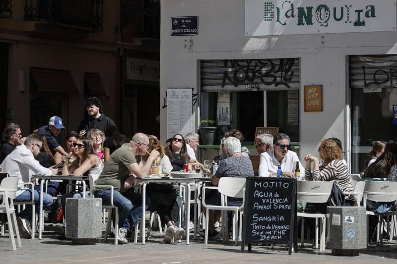 Numerosas personas disfrutan del sol y las buenas temperaturas en Valencia.