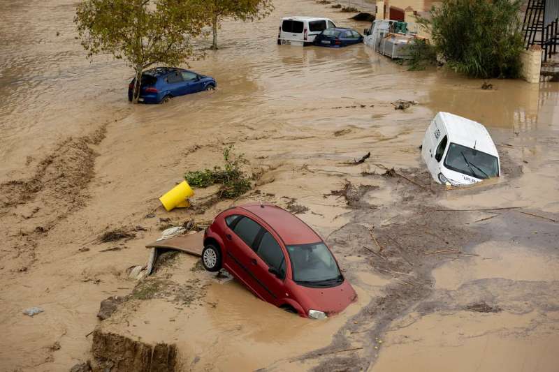 Estado en el que han quedado los coches en la localidad malagueña de Álora tras el desborde del río Guadalhorce. EFE/Jorge Zapata.

