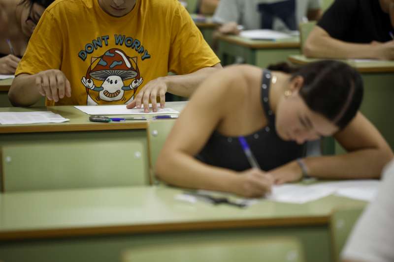 Imagen de archivo de la convocatoria ordinaria de las Pruebas de Acceso a la Universidad (PAU) de 2025 en la Comunitat Valenciana. EFE/Biel Aliño