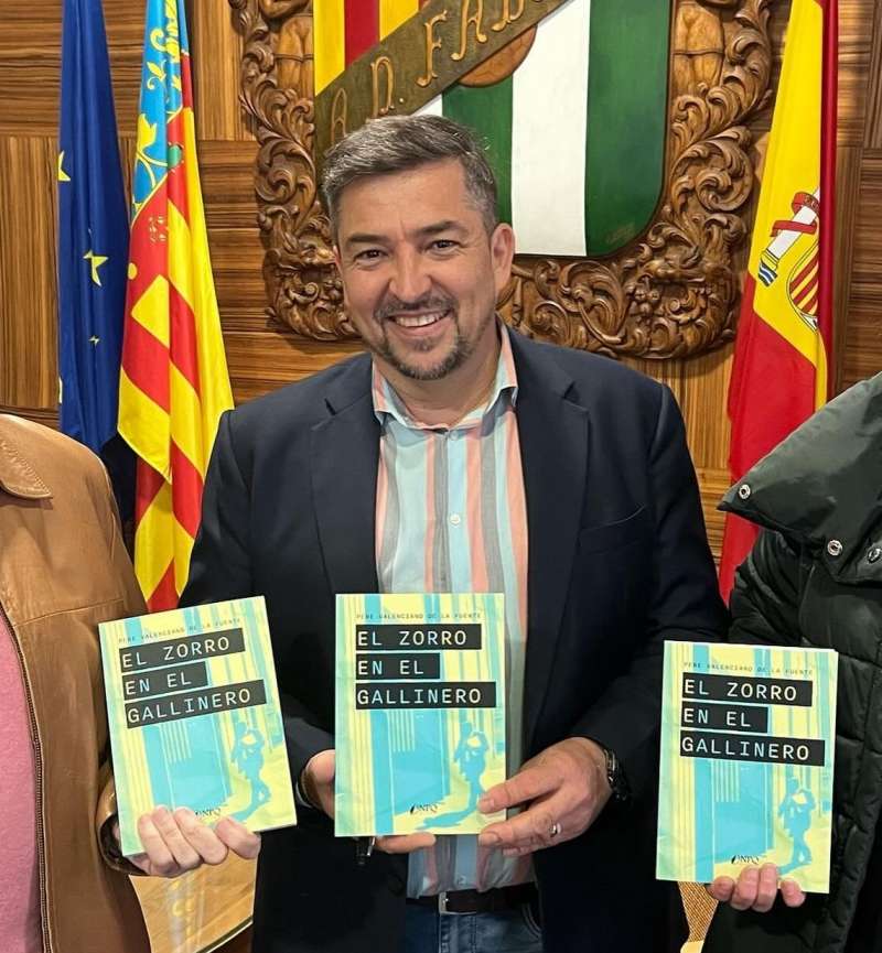 Pere Valenciano con su libro "El zorro en el gallinero". EPDA