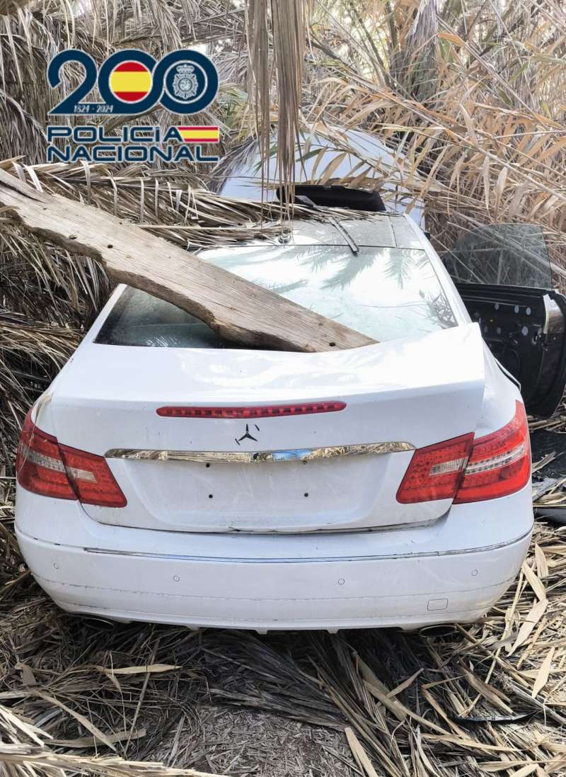Imagen facilitada por la Policía Nacional del coche atacado en la emboscada. EFE
