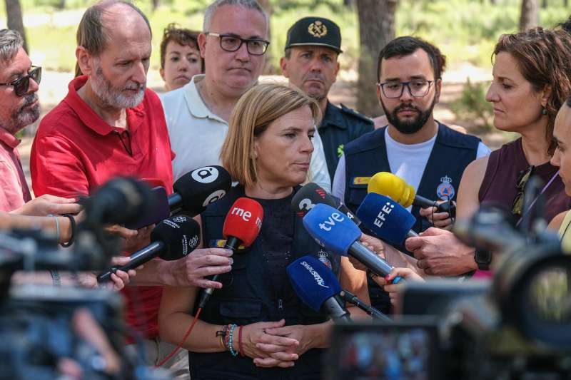 La delegada de gobierno Pilar Bernabé atiende a los medios de comunicación en el puesto de mando. EFE/ Pablo Miranzo
