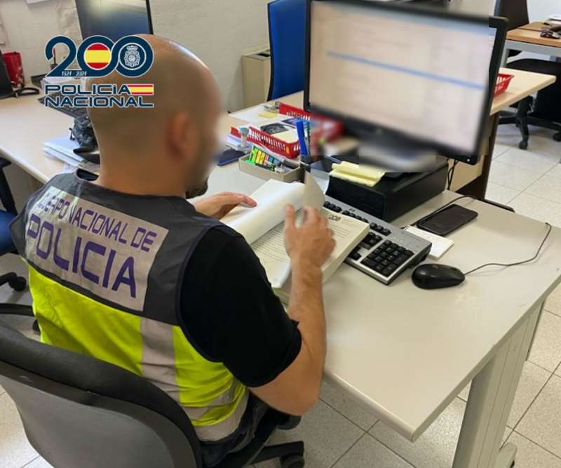 Imagen de archivo de un agente en la Comisaría de Elche.
