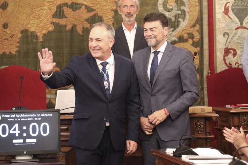 Imagen de la toma de posesión en el Pleno del nuevo concejal popular, Rafael Alemañ (izq.), junto a Luis Barcala (d.)./EDPA