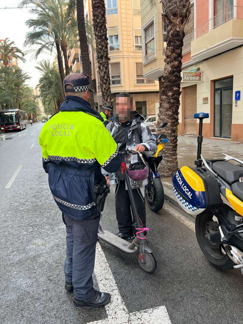 El Ayuntamiento de Alicante ha impuesto en lo que va de año más de 2.500 sanciones por incumplimientos en el correcto uso de vehículos de movilidad personal (VMP), como patinetes eléctricos, patines, monopatines y aparatos similares, dentro de la estrategia de seguridad vial y convivencia urbana que mantiene la Policía Local. EFE/AYUNTAMIENTO DE ALICANTE.
