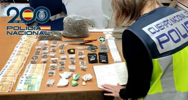 Drogas y dinero recaudados en una intervención | Archivo | Policía Nacional