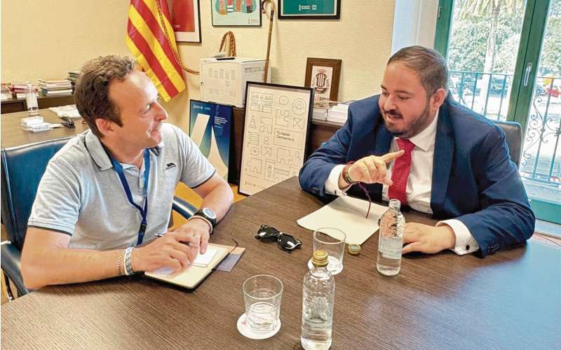 José Salvador Tárrega, en un momento de la entrevista en su despacho en la dirección general. / EPDA