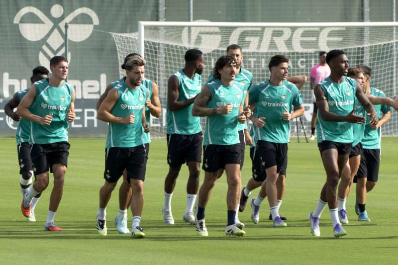 Los jugadores del Betis durante un entrenamiento este domingo, en Sevilla. Los béticos, con muchas ausencias, preparan el partido de mañana ante el Elche CF con la novedad de Sergi Altimira, que ha vuelto a los entrenamientos y podrá contar con el Manuel Pellegrini. EFE/ David Arjona