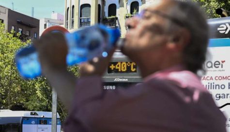 Una persona bebe agua en un día de extremo calor. / EFE-Víctor Lerena-Archivo