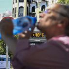 Beber agua de forma frecuente es uno de los consejos para protegerse de las altas temperaturas.
