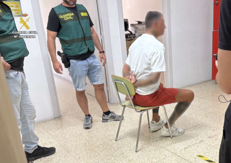 La Guardia Civil ha detenido en Barcelona a un fugitivo de la justicia italiana que lideraba una organización criminal de carácter mafioso dedicada al tráfico de drogas a gran escala y a la extorsión, además de tráfico ilegal de armas y explosivos.Según ha informado la Guardia Civil en un comunicado, el detenido estaba incluido en la lista de los más peligrosos y era un prófugo de la justicia ital