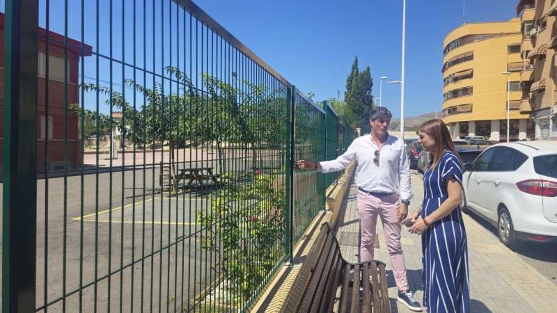 El alcalde Marcos Zaragoza y la concejala de Educación Marisa Mingot en su visita al colegio Poble Nou de Villajoyosa. / EPDA