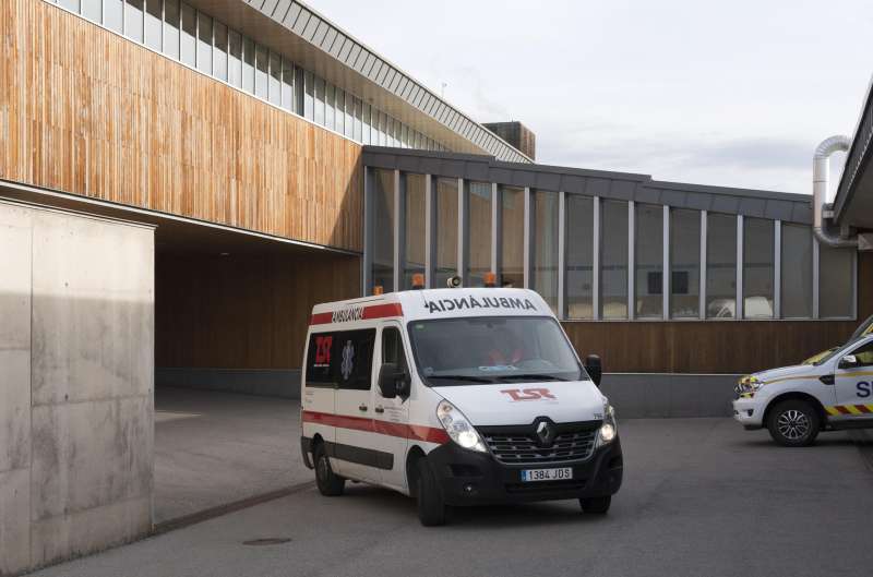 En la imagen, una ambulancia en un hospital. EFE/David Borrat