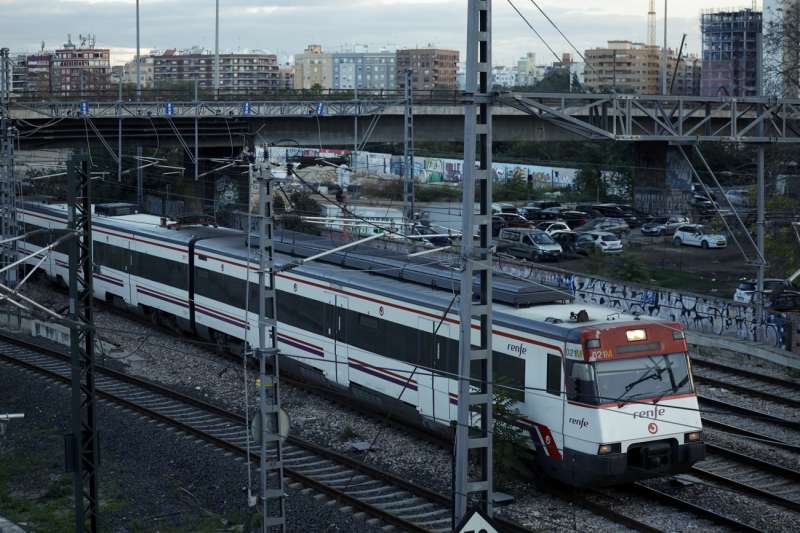 Vista general de un tren de cercanías saliendo de Valencia. EFE/Biel Aliño/Archivo