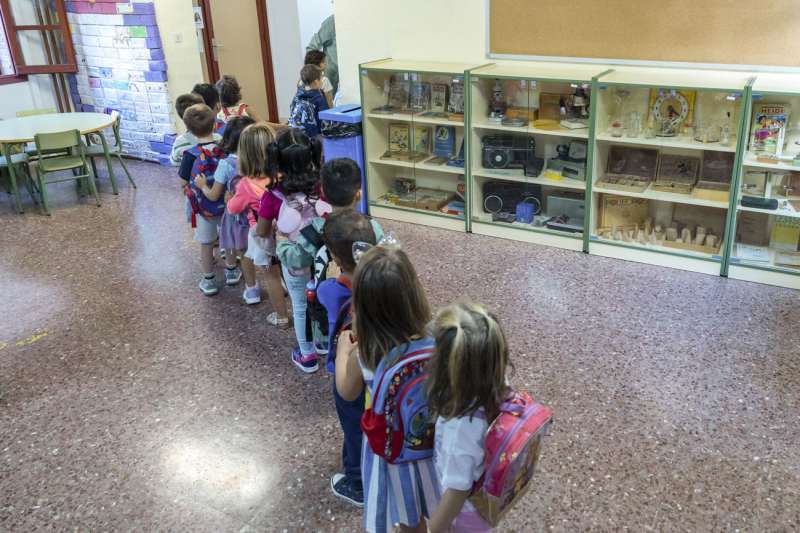 Varios niños hoy lunes en el inicio del curso escolar. . EFE/ Ángeles Visdómine