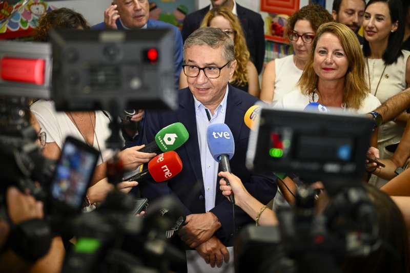 El conseller de Educación, Cultura, Universidades y Empleo, José Antonio Rovira, junto a la alcaldesa de la ciudad, Begoña Carrasco, durante su visita al inicio del curso escolar 2025/2026. EFE/Andreu Esteban